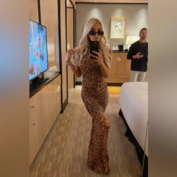 Ronnie Dress in Tan Leopard
SER.O.YA - Picture 6 of 6